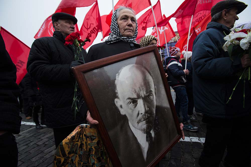 Una mujer lleva un retrato de Lenin en una manifestación del Partido Comunista en la Plaza Roja de Moscú, en noviembre de 2014.