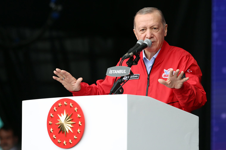 El presidente turco, Recep Tayyip Erdogan, saluda a la gente mientras asiste a la feria militar Teknofest, a 29 de abril de 2023, en Estambul (Turquía). Foto: Turkish Presidency / Dpa