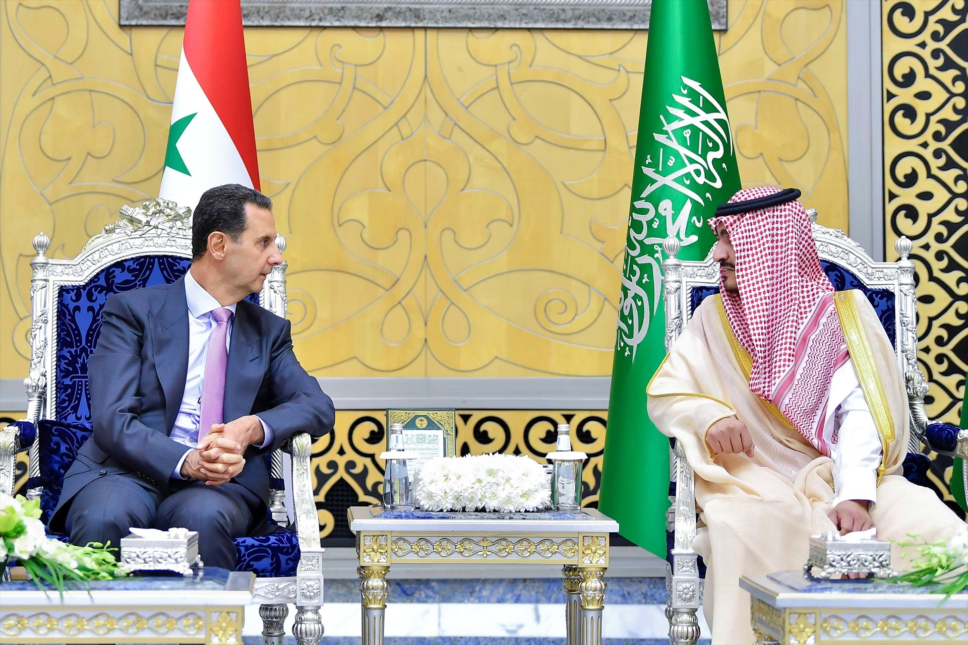 El presidente sirio Bashar al Assad SE reúne con el gobernador de la región de La Meca Badr bin Sultan bin Abdulaziz Al Saud celebrada en la Cumbre árabe de 2023. -MOSA AL KATHAMI /Saudi Press Agency