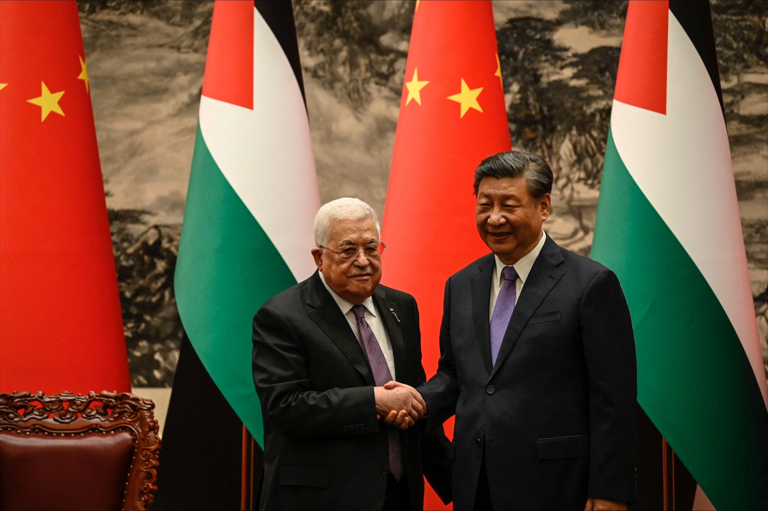 El presidente de China, Xi Jinping, y el presidente palestino, Mahmud Abbas, asisten a una ceremonia de firma en el Gran Salón del Pueblo en Beijing, China, el 14 de junio de 2023. -JADE GAO/ REUTERS