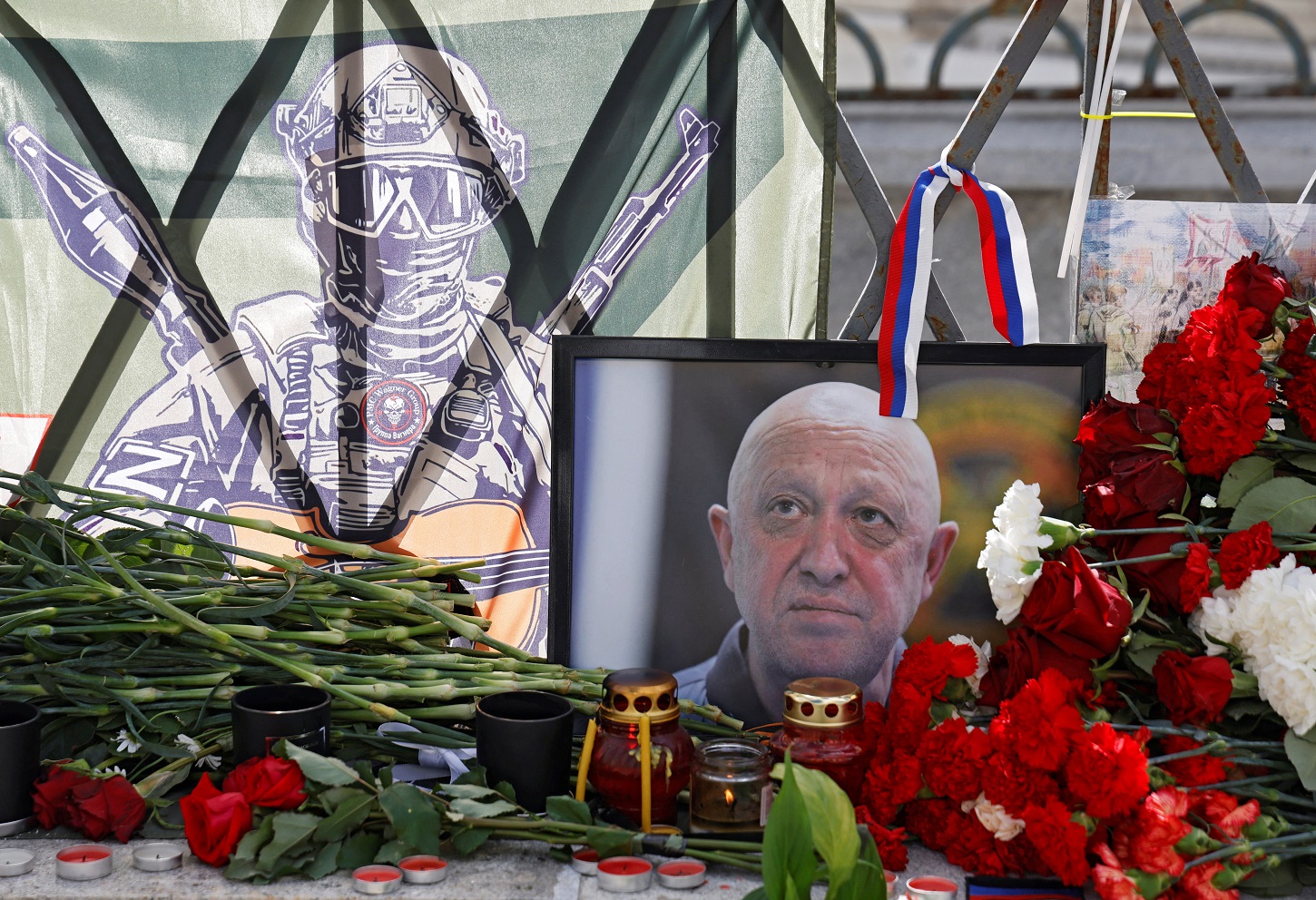 Un retrato del jefe del grupo privado ruso de mercenarios Wagner, fallecido en un accidente aéreo, en un memorial en Moscú. REUTERS/Maxim Shemetov