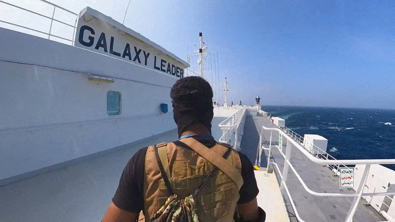 Un rebelde hutí en la cubierta del carguero 'Galaxy Leader' en el Mar Rojo. REUTERS