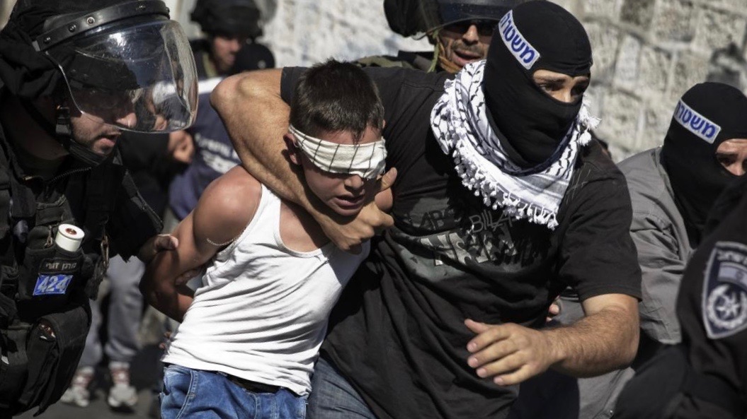 Un menor palestino detenido por los soldados israelíes. FOTO: The Palestinian Information Center