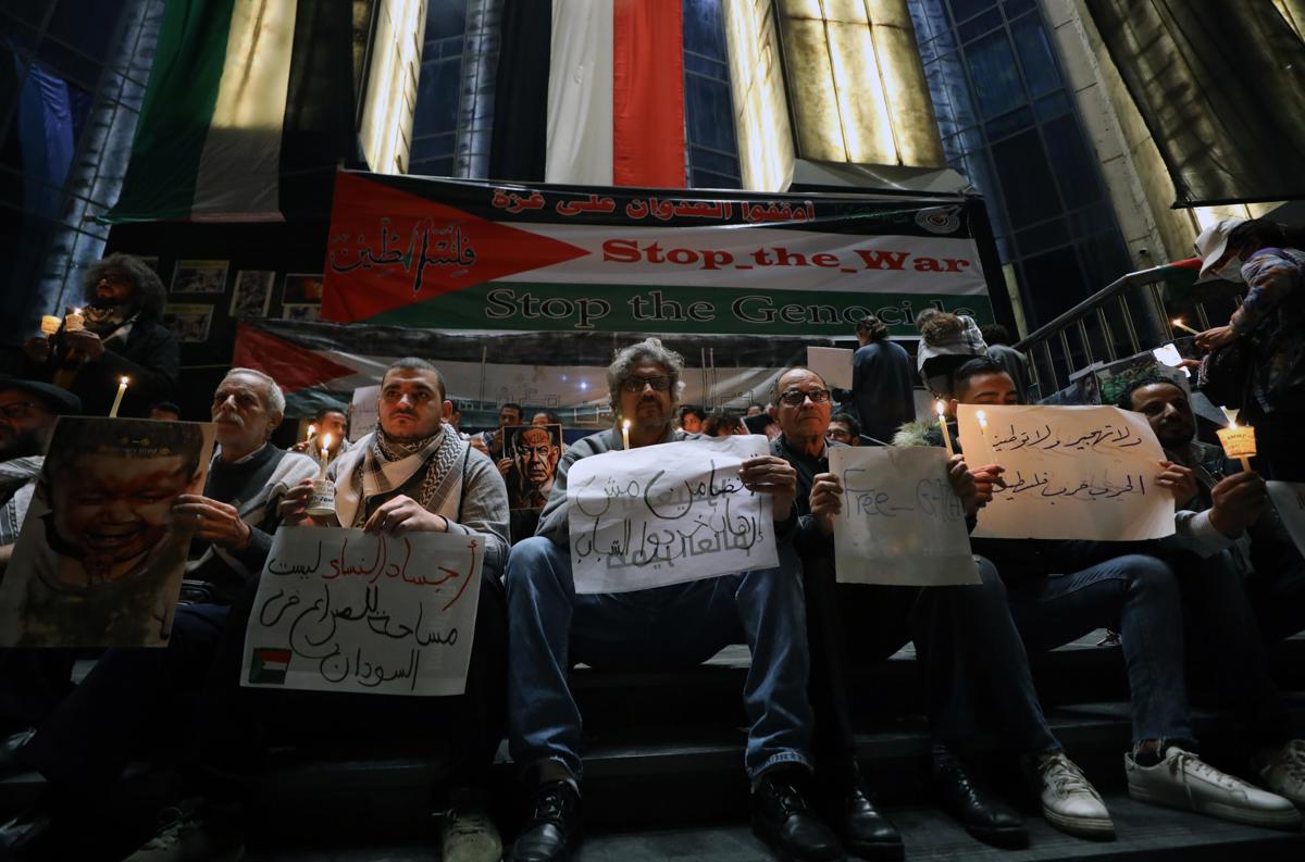 Los manifestantes realizan una protesta en apoyo del pueblo palestino y contra los ataques aéreos israelíes en Gaza, cerca del Sindicato de Periodistas en El Cairo, Egipto, el 31 de diciembre de 2023. EFE/EPA/KHALED ELFIQI