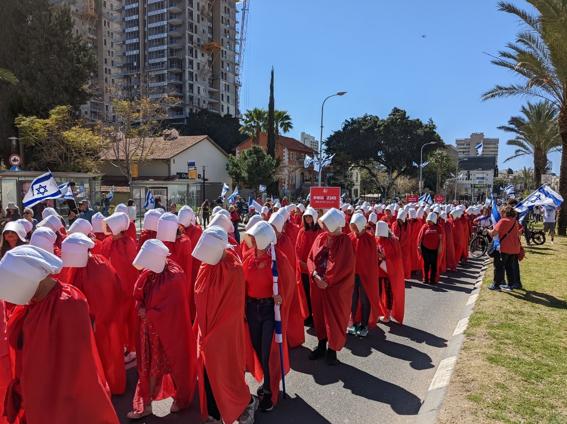 Mujeres israelís toman la calle vestidas como personajes de 'El Cuento de la Criada' protestando contra el gobierno de Israel.-Mareike Enghusen via X