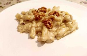 Plato de pasta con gorgonzola y nueces