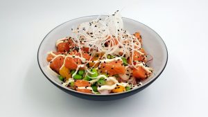 Poké bowl de salmón con salsa. 