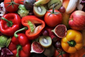 Frutas y verduras con vitamina C. 