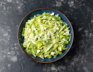 Maroulosalata o ensalada griega de lechuga, eneldo y limón. 