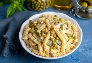 Ensalada de pasta con mayonesa y verduras. 