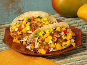 Tacos de pollo y mango.