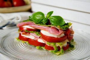 Lasaña fría de tomate, jamón, mozarella y pesto.