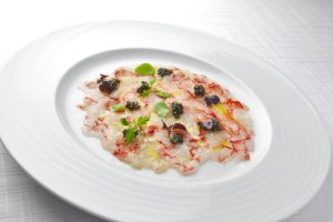 Carpaccio de gambones y huevas. 