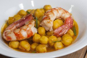 Garbanzos con langostinos. 