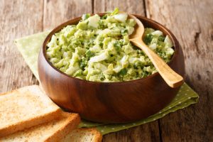 Ensalada de aguacate y huevo cocido. 