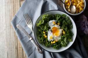 Ensalada de col kale con huevo escalfado. 