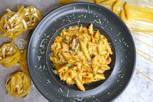 Macarrones con salsa de curry. 