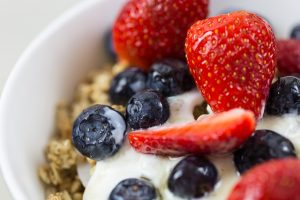 Yogur griego con frutos del bosque. 