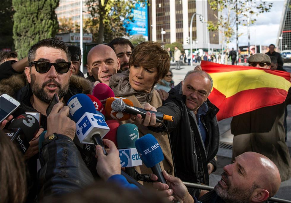 El humorista Dani Mateo realiza declaraciones a su salida del juzgado, en el que declaró este lunes como investigado por sonarse la nariz con la bandera de España en una escena del programa 