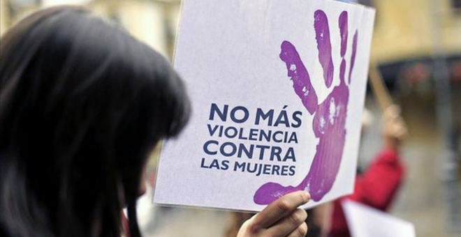 Una mujer porta una pancarte en contra de la violencia machista. EFE/Archivo