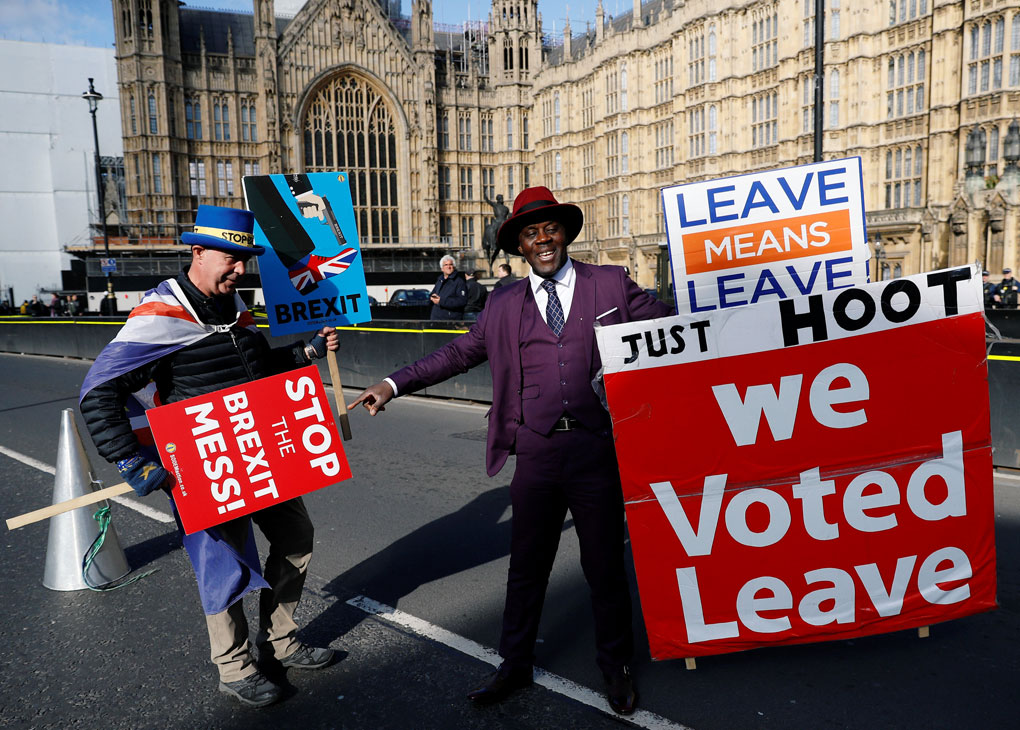 Un partidario del brexit y un opositor se manifiestan frente al Parlamento británico, en Westminster (Londres). REUTERS