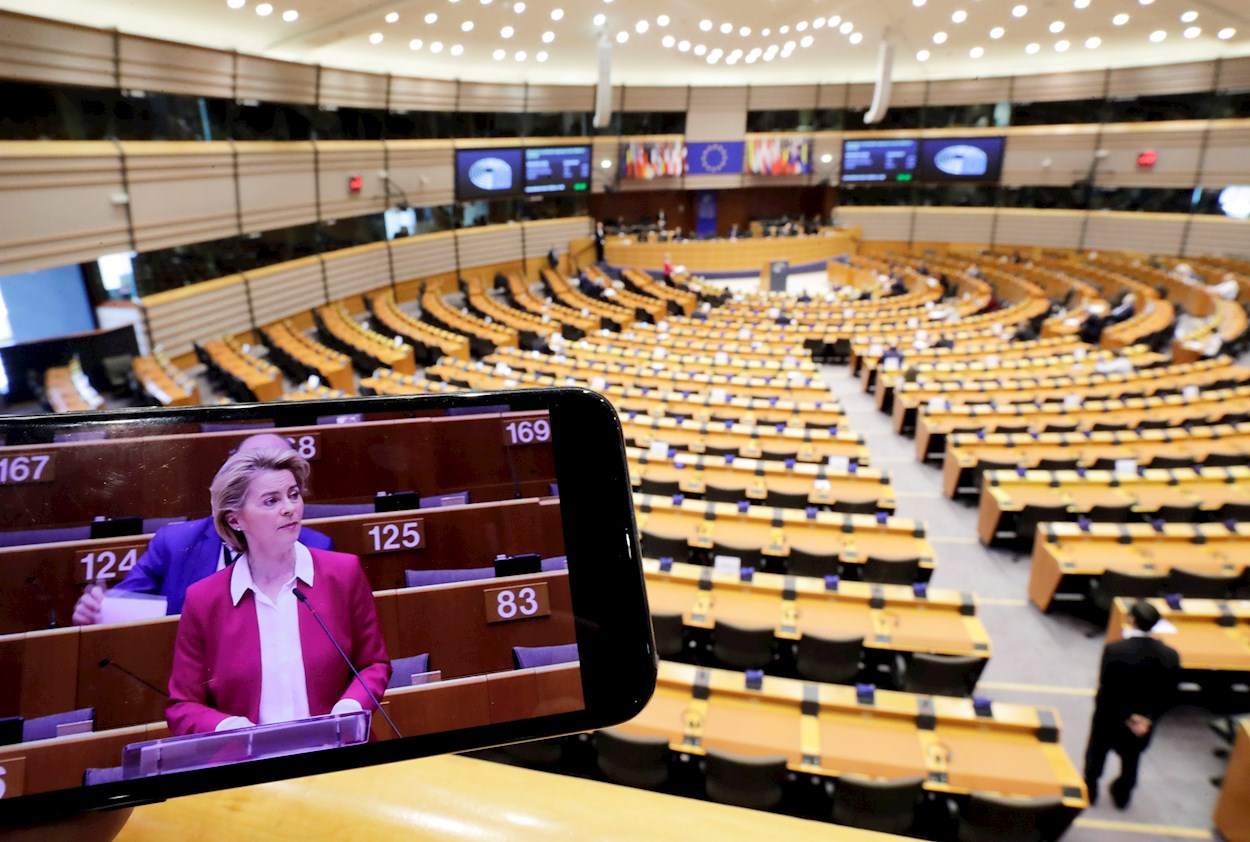 La presidenta de la Comisión Europea, Ursula von der Layen, interviene en un pleno especial del Parlamento Europeo sobre la crisis del coronavirus. EFE