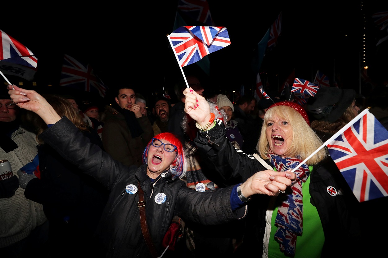 Personas con la 'Union Jack', la bandera del Reino Unido, celebrar el día del Brexit en frente del Parlamento británico, en Londres, el pasado 31 de enero. REUTERS/Simon Dawson