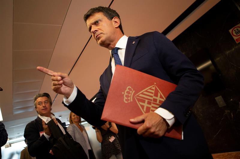 El ex primer ministro francés Manuel Valls y concejal del ayuntamiento de Barcelona, durante la rueda de prensa que ha ofrecido en el consistorio barcelonés donde ha cargado contra Ciudadanos. EFE/ Enric Fontcuberta