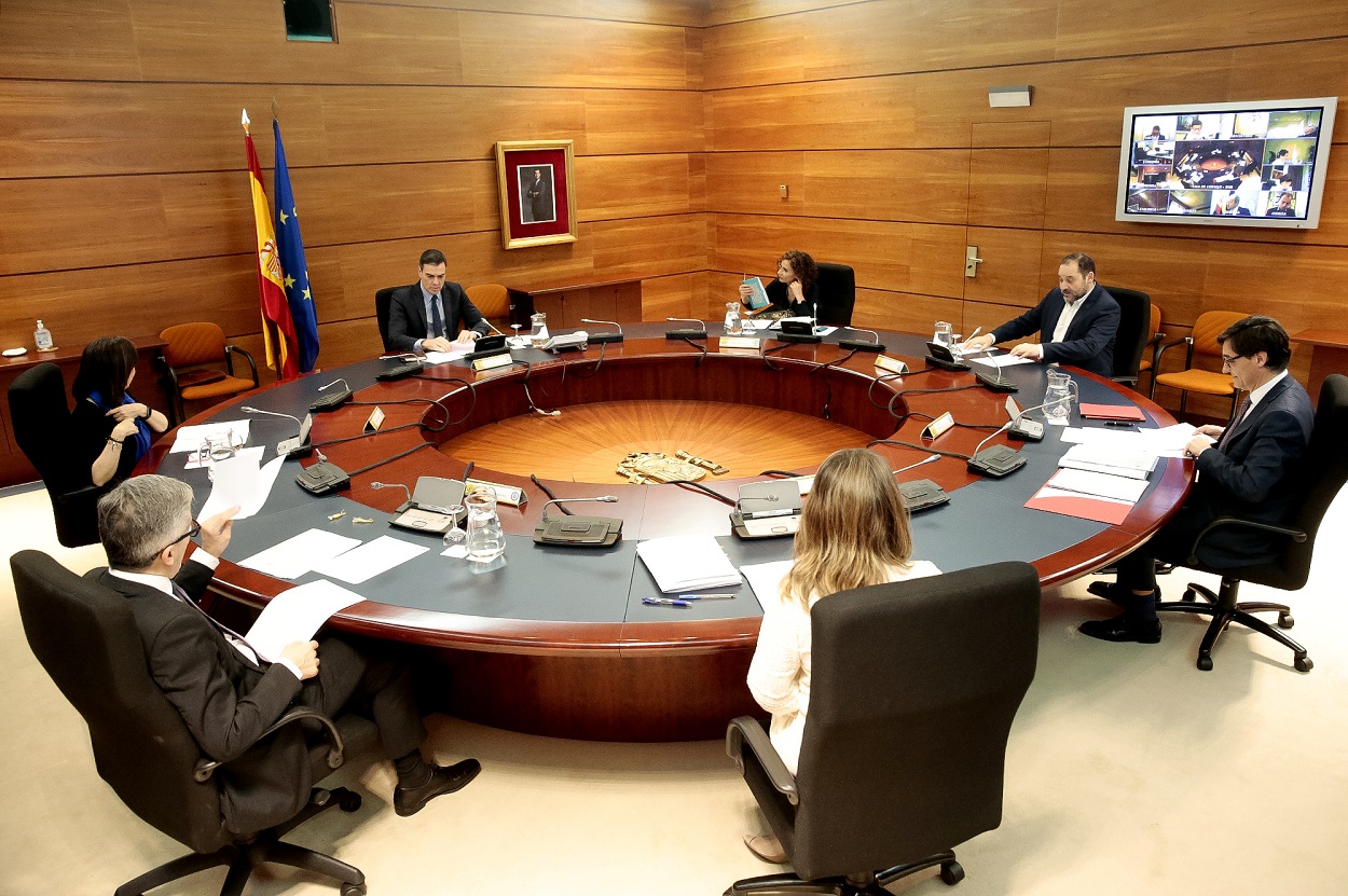 Reunión del Consejo de Ministros, presidida por Pedro Sánchez, con gran parte del gabinete participando por teleconferencia. REUTERS/Pool/J.M Cuadrado