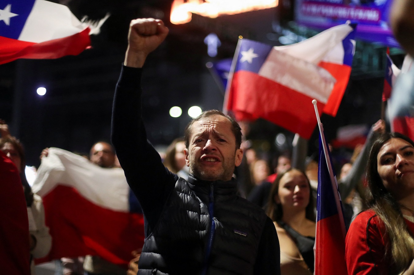 Partidarios del 'rechazo' a la nueva constitución de Chile celebran el resultado del referendum, en Santiago. REUTERS/Ailen Diaz