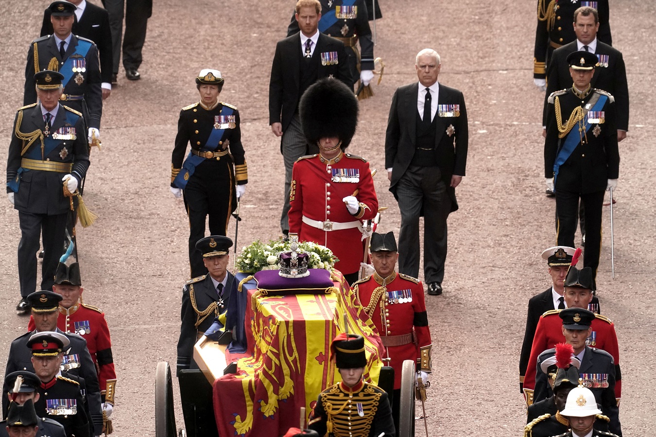 Los miembros de la Familia Real británica, tras el ataud de la reina Isabel II, durante su traslado desde el Palacio de Buckingham hasta Westminster, en Londres. REUTERS/Victoria Jones/Pool