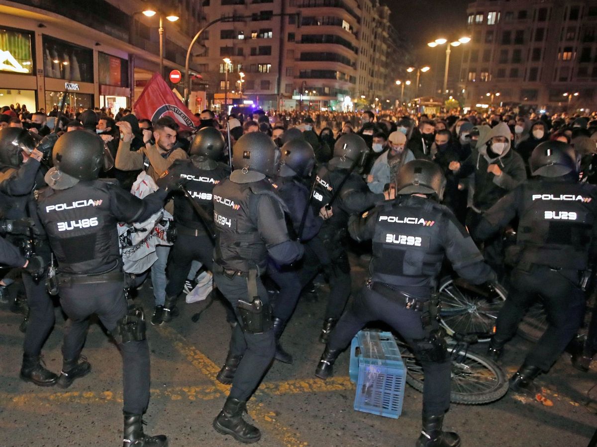 La Policía antidisturbios carga contra los manifestantes durante la concentración convocada en Valencia en apoyo al rapero Pablo Hasel. EFE