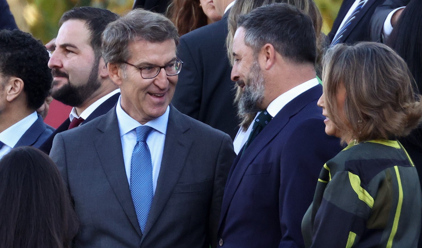 El presidente del PP, Alberto Núñez Feijóo y el líder de Vox, Santiago Abascal, conversan antes del desfile de la Fiesta Nacional de 2022.E.P./Eduardo Parra