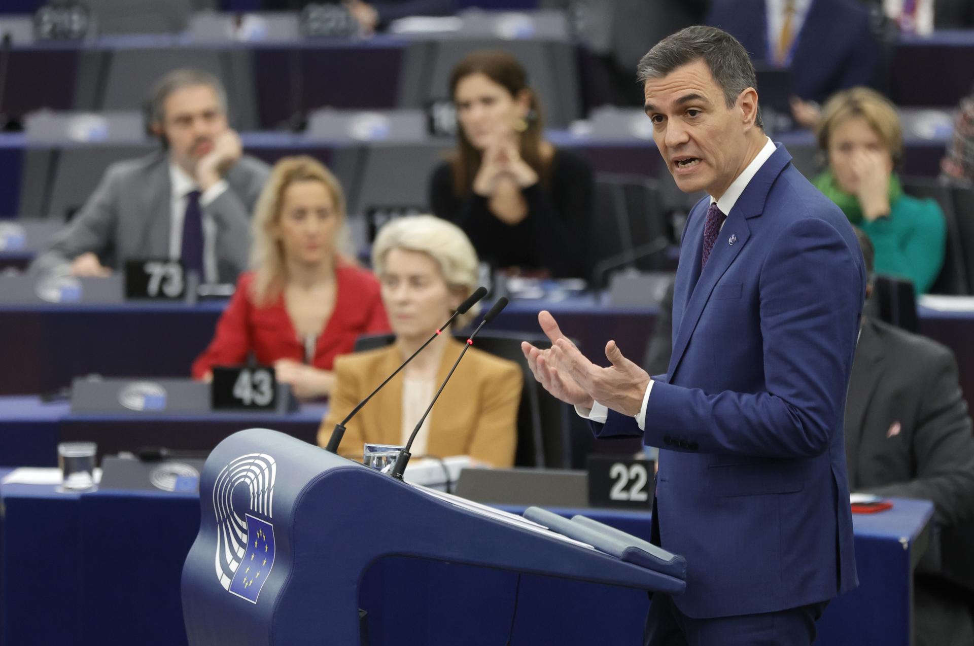 El presidente del Gobierno, Pedro Sánchez, interviene en el Parlamento Europeo el pasado 13 de diciembre de 2023. EFE/EPA/RONALD WITTEK