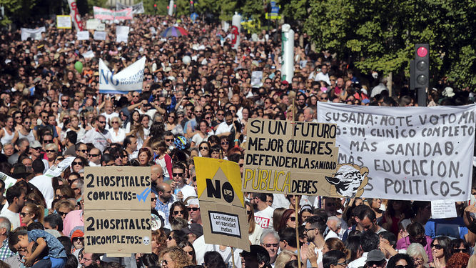 Manifestación en Granada contra la fusión de hospitales. EFE