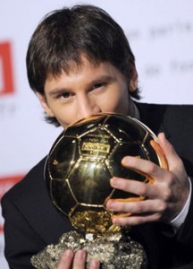 Messi besa el trofeo del Balón de Oro 2009.