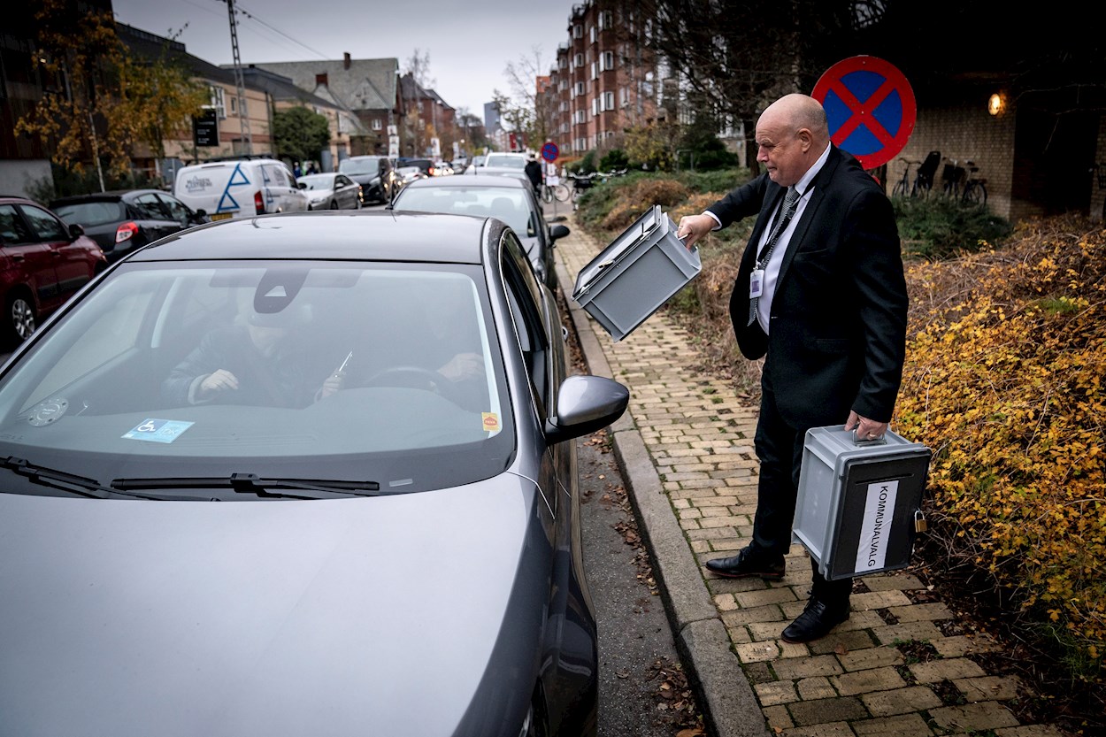 Una pareja de ancianos deposita sus votos desde el coche para evitar el contagio de covid-19 durante las elecciones locales de Dinamarca. - Mads Claus Rasmussen / EFE / EPA