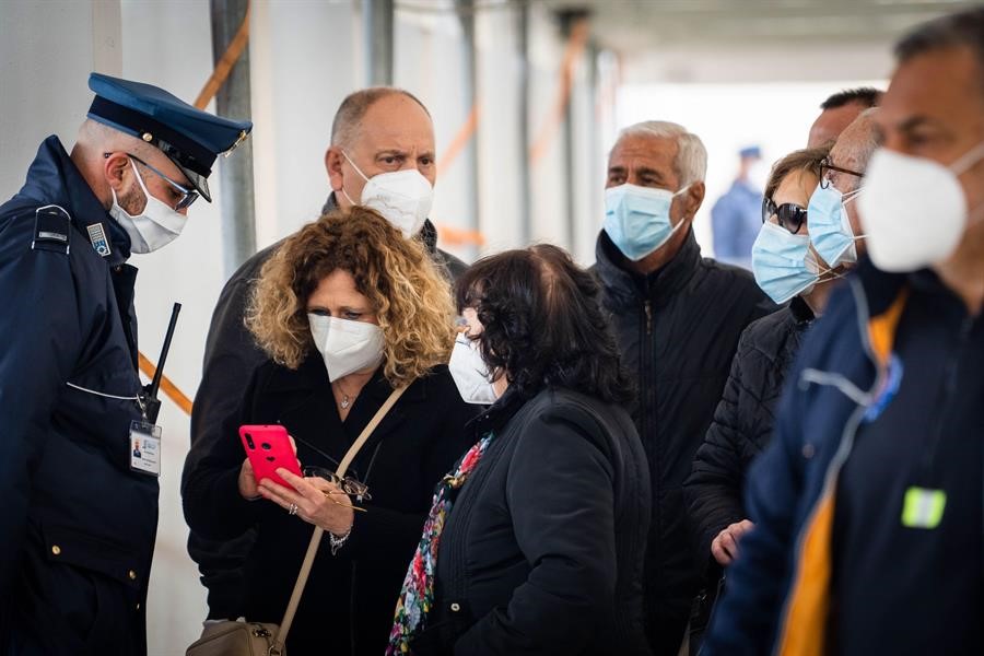Grup de persones esperen per ser vacunades contra la COVID-19 a Nàpols -- CESARE ABBATE / EFE / EPA