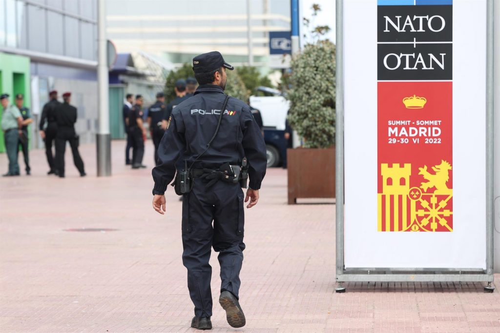 Mesures de seguretat a les instal·lacions del recinte firal IFEMA de Madrid aquest dilluns amb motiu de la cimera de l'OTAN que se celebrarà a la capital. EFE/Kiko Osca