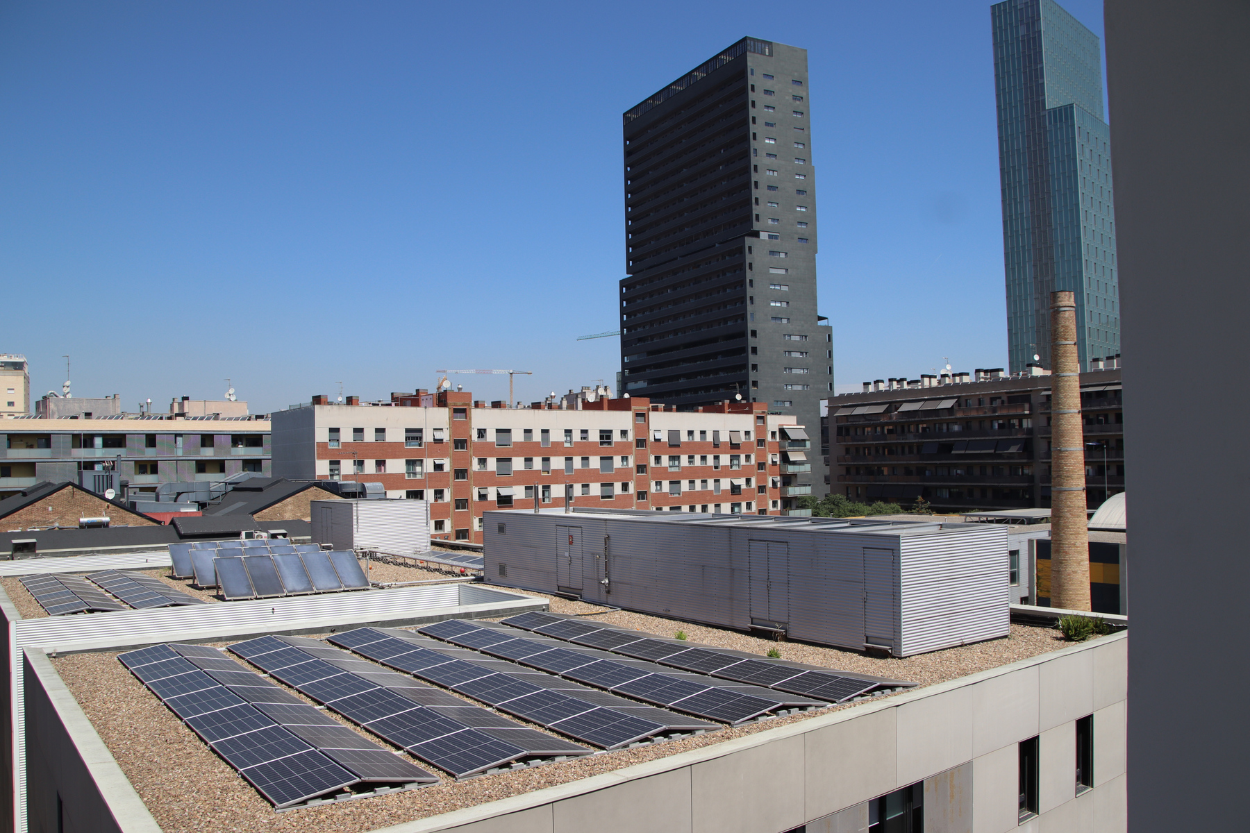  Plaques fotovoltaiques instal·lades a la coberta de l'Institut Quatre Cantons, al Poblenou. — Blanca Blay / ACN