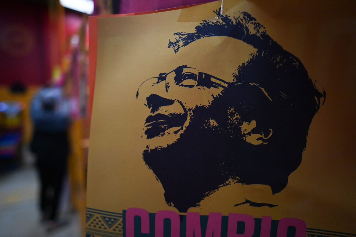 Vista d'una pancarta que representa el candidat presidencial d'esquerra colombià Gustavo Petro abans d'un míting al barri de Fontibón a Bogotà el 12 de juny de 2022.- AFP