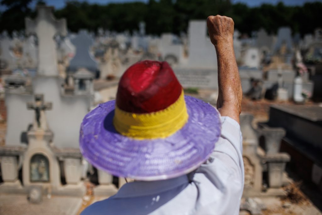 Una persona amb el puny enlaire a la tomba dels afusellats que homenatgen, al Cementiri de l'Almudena, el 3 de juliol de 2022, a Madrid (Espanya). EUROPA PRESS
