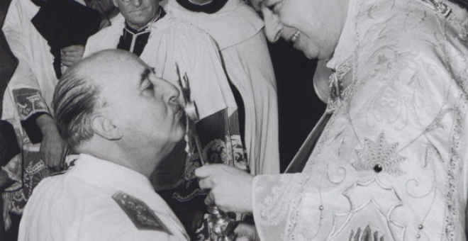 El dictador, Francisco Franco en la celebració d'una missa.