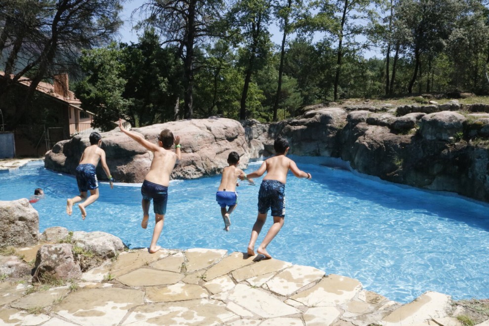Nens tirant-se a la piscina d'una casa de colònies. — Gemma Alemán / ACN
