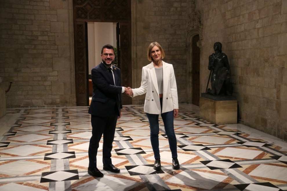 Pere Aragonès i la líder d'En Comú Podem, Jéssica Albiach, en la signatura de l'acord dels pressupostos del Govern per a l'any 2023. — Sílvia Jardí / ACN
