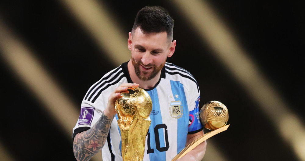 Messi toca la copa de campió del món després de la victòria de l'Argentina al Mundial de Qatar / EFE