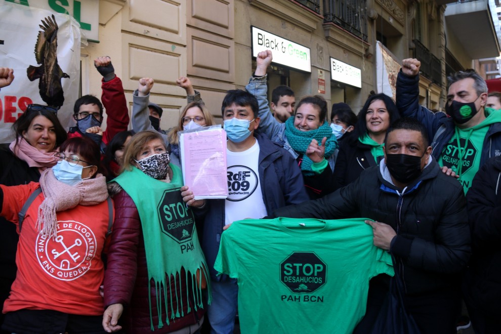 Activistes de la PAH celebrant l'aturada d'un desnonament a Barcelona, en una imatge d'arxiu. — David Cobo / ACN