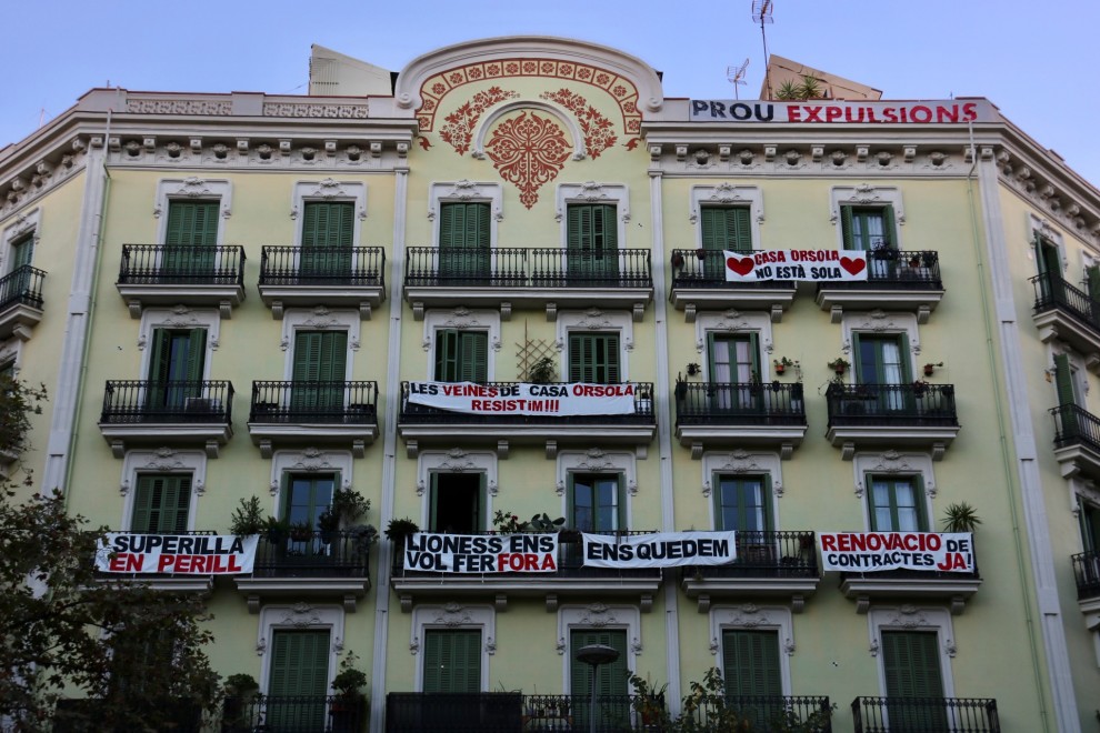 La façana de la Casa Orsola, a l'Eixample de Barcelona, amb pancartes per exigir la renovació dels contractes dels veïns. — Albert Segura / ACN