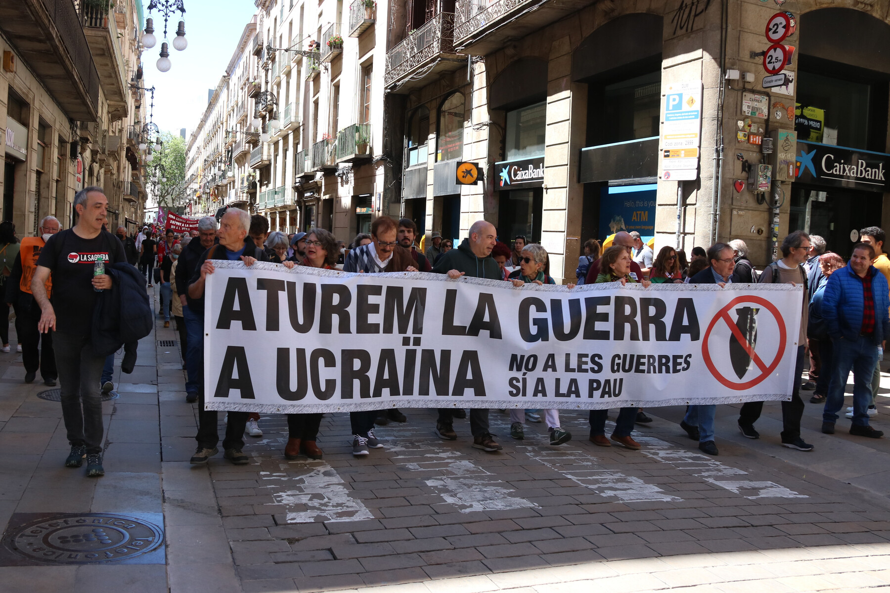 Capçalera d'una manifestació de la Plataforma Aturem la Guerra. Carola López / ACN