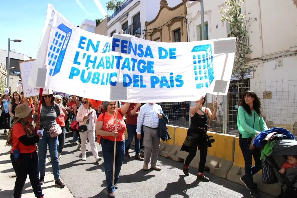 Manifestants pels carrers de Sitges reclamant habitatge públic pel país. — Carola López / ACN